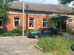 Окупанти вдарили по лікарні в передмісті Харкова: Поранені четверо медиків