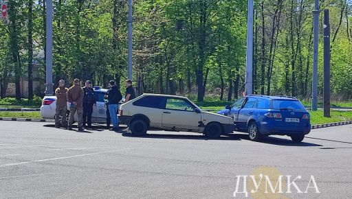 В Харькове на сложном перекрестке врезались две легковушки