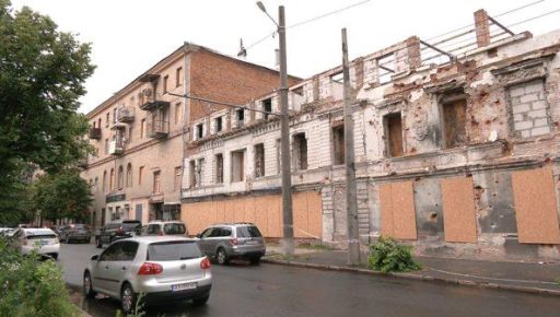 У Харкові демонтують розбитий росіянами будинок на майдані Героїв Небесної Сотні