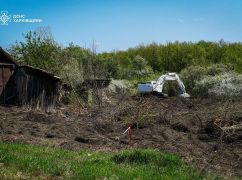Сапери показали, як розміновують Харківщину японським екскаватором