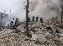 Спасатели извлекли из-под завалов разрушенного дома в Харькове тело погибшей женщины