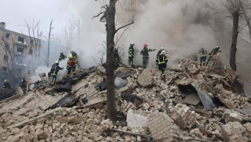 Рятувальники дістали з-під завалів зруйнованого будинку в Харкові тіло загиблої жінки