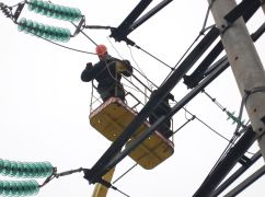 У Вовчанську енергетики відновили мережу, яку окупанти пошкодили 17 березня