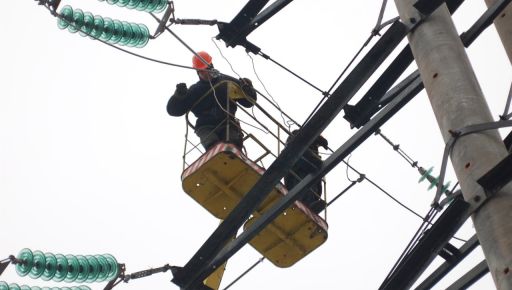 В Волчанске энергетики возобновили сеть, которую оккупанты повредили 17 марта