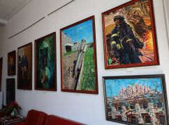 Попри обстріли: В Харкові відкрилася художня виставка