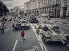 Є на що подивитися: У Києві на Хрещатику стоїть побита та згорівша техніка окупантів