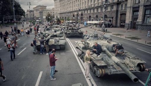 Є на що подивитися: У Києві на Хрещатику стоїть побита та згорівша техніка окупантів