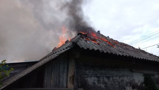 В Харьковской области из-за российских обстрелов вспыхнул дом