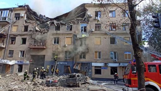 Удар ракетою по Харкову: В будівлі можуть бути люди