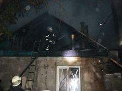 В Харькове спасатели пять часов гасили дом, который обстреляли русские