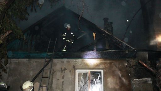 У Харкові рятувальники п'ять годин гасили дім, який обстріляли руські