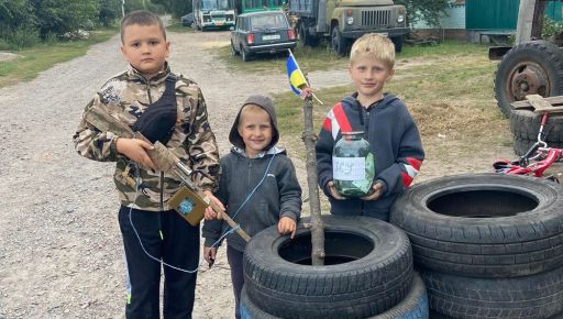Маленькие харьковчане собирают средства для ВСУ на импровизированном блокпосту на Черниговщине
