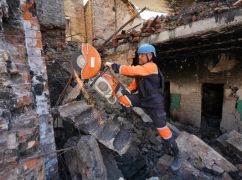 Сотни тонн строительного мусора: В Изюме на Харьковщине разбирают разрушенные обстрелами здания