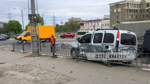 На Героев Харькова автомобиль влетел в забор