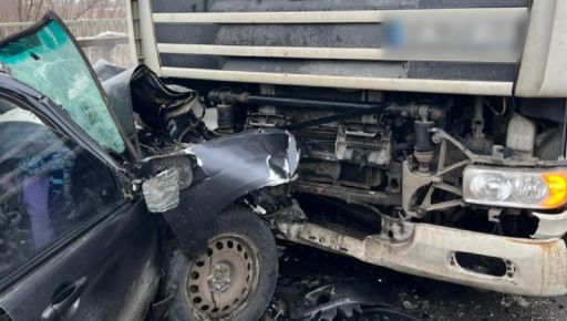 На Харківщині легковик влетів у вантажівку: пасажирка загинула на місці