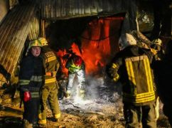 Рятувальники показали, кого вдалося вивести з палаючого будинку після обстрілу Харкова