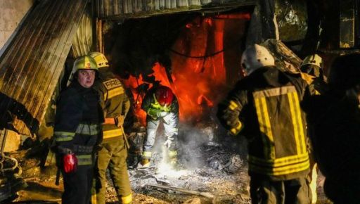 Рятувальники показали, кого вдалося вивести з палаючого будинку після обстрілу Харкова