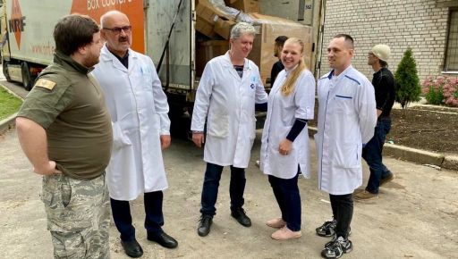 Київські митники передали дві вантажівки медобладнання харківським лікарям
