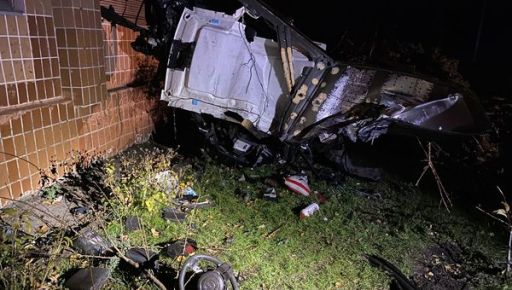 Розбився насмерть: У Харкові водій позашляховика "влетів" у житловий будинок