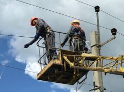 Энергетики отремонтировали сети на Золочевщине, несмотря на постоянные обстрелы
