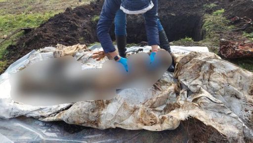 В селе под Изюмом эксгумировали тело мужчины, погибшего во время российского обстрела