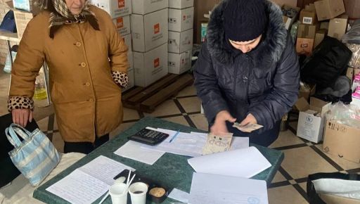 Работают, несмотря на обстрелы: В селах вблизи крупнейшего на Харьковщине пункта пропуска через границу выплачивают пенсии