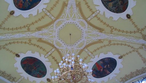 Активисты требуют зарисовать советские картинки на потолке вокзала "Харьков-Пассажирский"