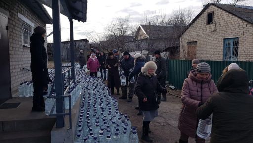 Без питної води від початку війни: Мешканців села на Харківщини рятували волонтери