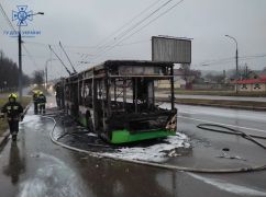 Выгоревший салон и изуродованный кузов: Спасатели показали, что осталось от троллейбуса, утром горевшего в Харькове