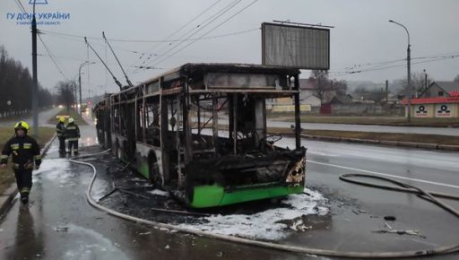 Вигорілий салон та понівечений кузов: Рятувальники показали, що залишилося від тролейбуса, що зранку горів у Харкові