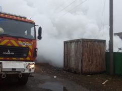 Горело все подворье: На Харьковщине из-за вражеских обстрелов вспыхнуло частное домовладение