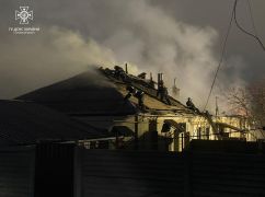 На Харківщині пожежники шукають людину у палаючому будинку