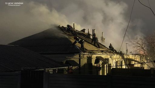 На Харьковщине пожарные ищут человека в горящем доме