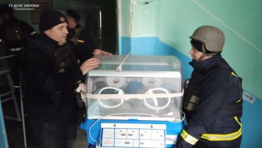 Рятувальники показали, що вдалося винести з лікарні, розбитої російськими ракетами на Харківщині
