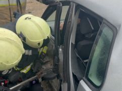 В Харькове произошло тройное ДТП: Одного из водителей доставали из авто спасатели