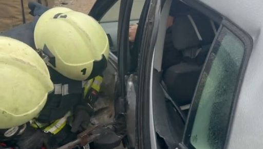 В Харькове произошло тройное ДТП: Одного из водителей доставали из авто спасатели