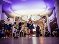 С песнями и шоу: В Харькове показали, как горожане отпраздновали Новый год в подземке