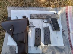 Продавав в Інтернеті і надсилав поштою: Поліція Харківщини викрила торговця зброєю