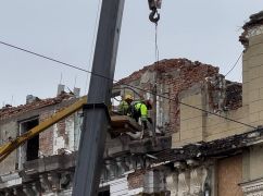 У центрі Харкова комунальники демонтують частини зруйнованих обстрілами будівель