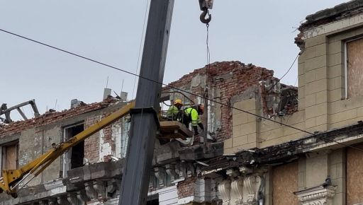 В центре Харькова коммунальщики демонтируют части разрушенных обстрелами зданий