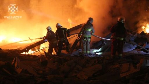 Рятувальники розповіли про масштабну пожежу, що сталася після ракетної атаки на Харків