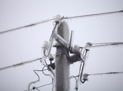 На Харьковщине из-за обледенения проводов падают электроопоры: Без света - более 5,5 тыс. человек