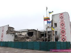 На Харьковщине вблизи почти уничтоженного россиянами дома культуры подняли флаг Литвы