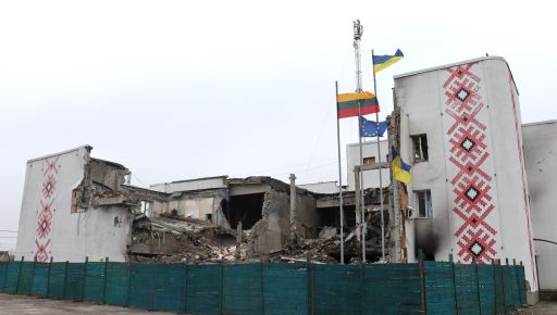 На Харківщині поблизу майже знищеного росіянами будинку культури підняли прапор Литви