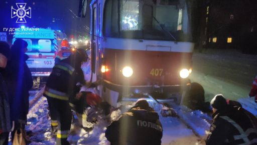 Спасение за 7 минут: В Харькове чрезвычайники высвобождали мужчину из-под трамвая
