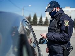 Оружие прятали в машинах: В поселке под Харьковом правоохранители задержали вооруженных водителей
