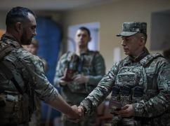 Сирський вручив медаль харків’янину, який врятував пораненого побратима