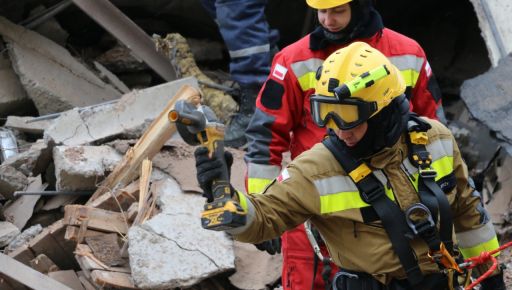 У Харкові жінку, яка була під завалами, дістали майже неушкодженою