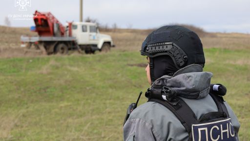 На Харьковщине КамАЗ подорвался на мине: Водитель травмирован