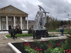 В селе на Харьковщине трактором снесли советский памятник